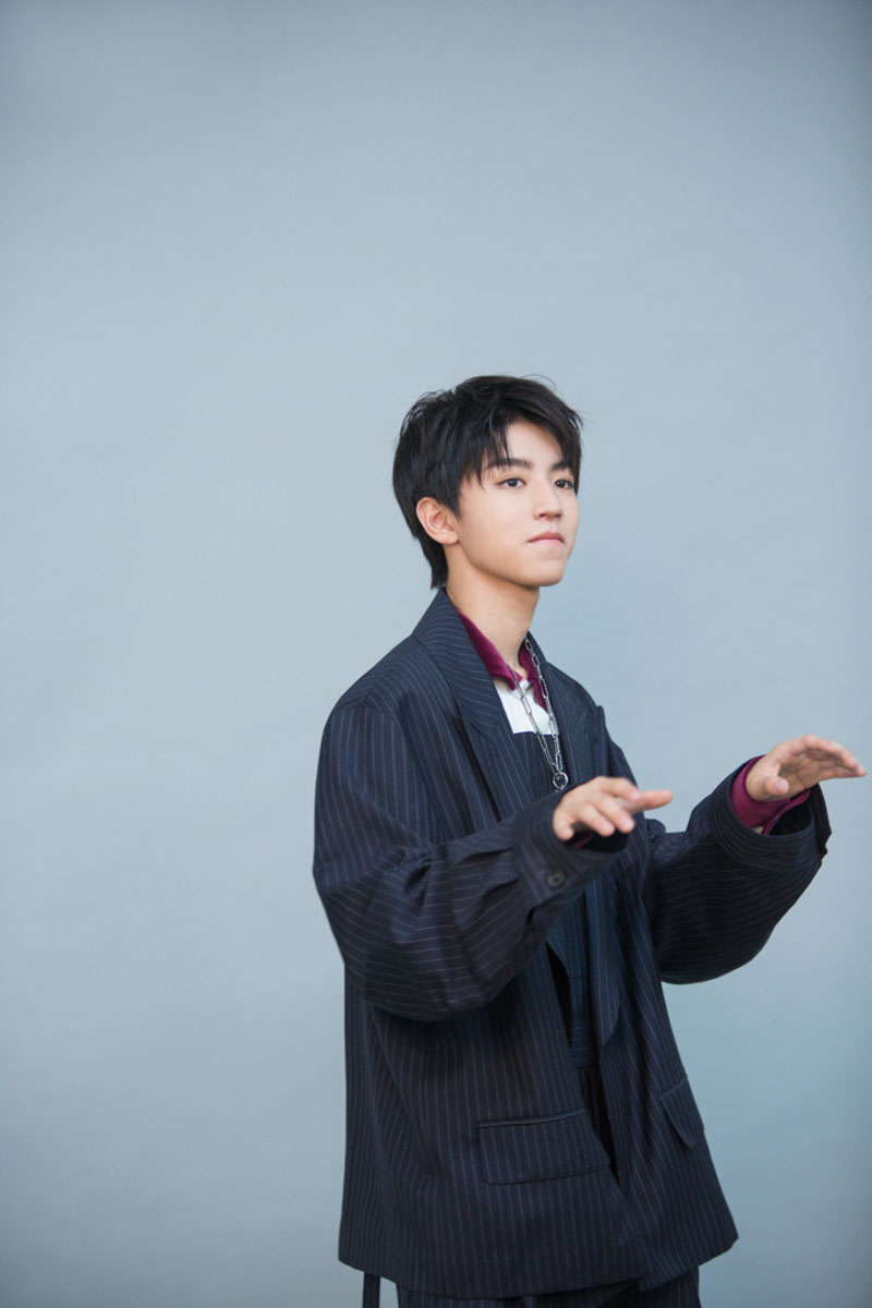 高清中国内地男歌手演员王俊凯微博之夜魅力写真图片图片