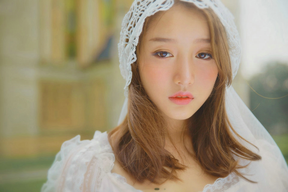 忧郁婚纱美女楚楚可怜户外唯美写真图片