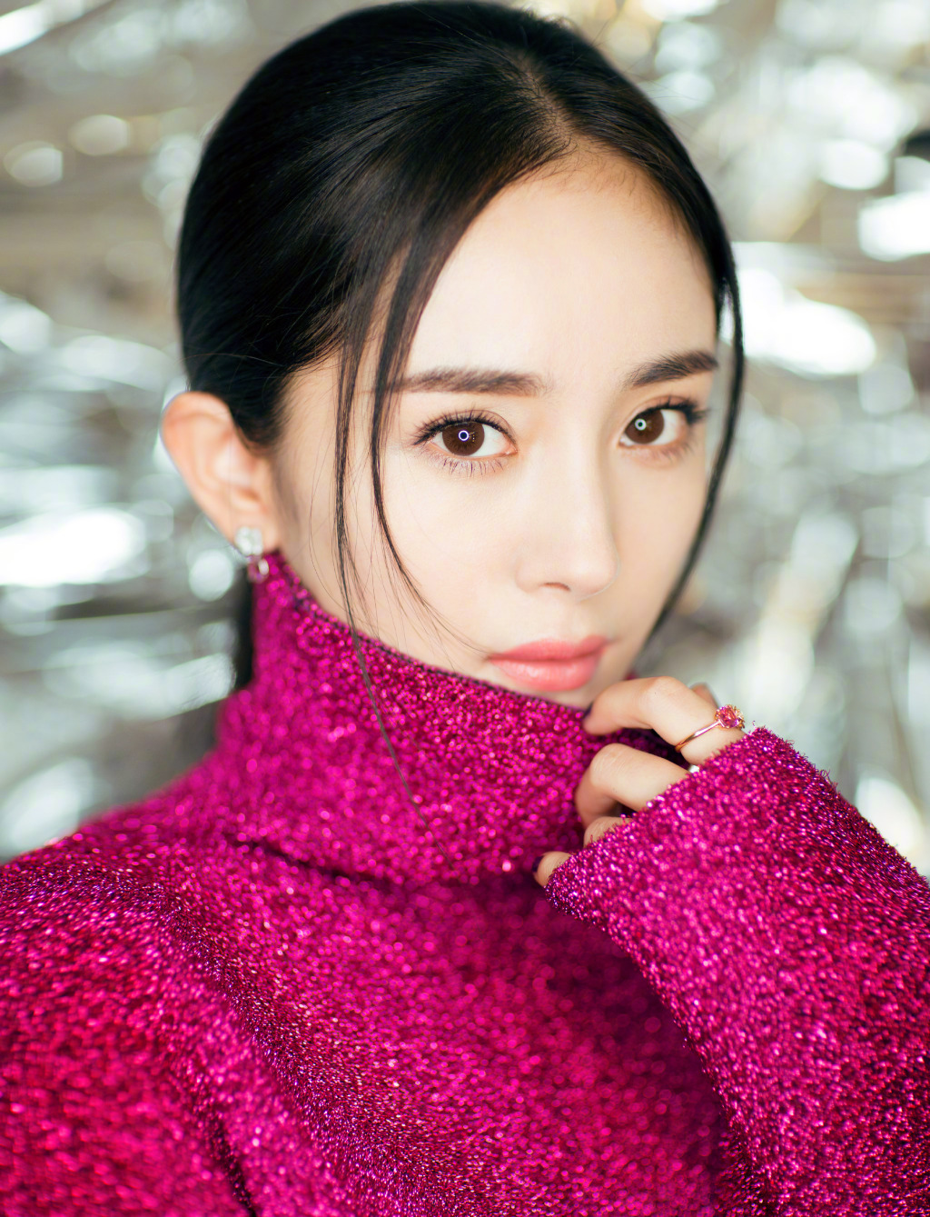 中国内地北京影视女演员杨幂波浪卷发性感写真图片图片 中国内地北京影视女演员杨幂波浪卷发性感写真图片图片