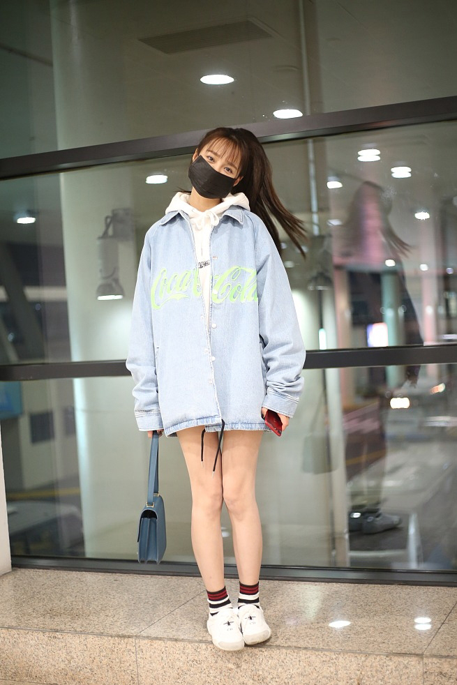 高清湖南省湘西吉首市美女沈梦辰学院风机场写真美腿吸睛图片