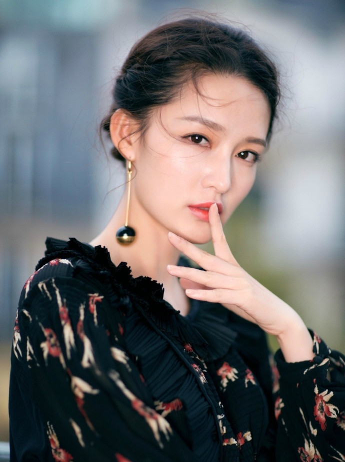 李沁黑色碎花裙性感美艳写真图片图片