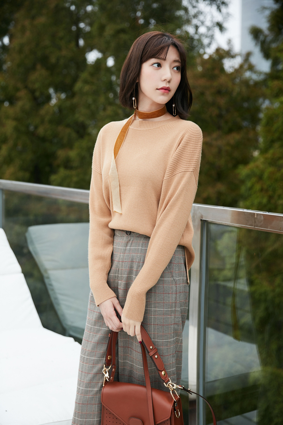 中国台湾流行乐女歌手、影视演员、平面模特郭雪芙玩性感居家写真露香肩锁骨图片图片