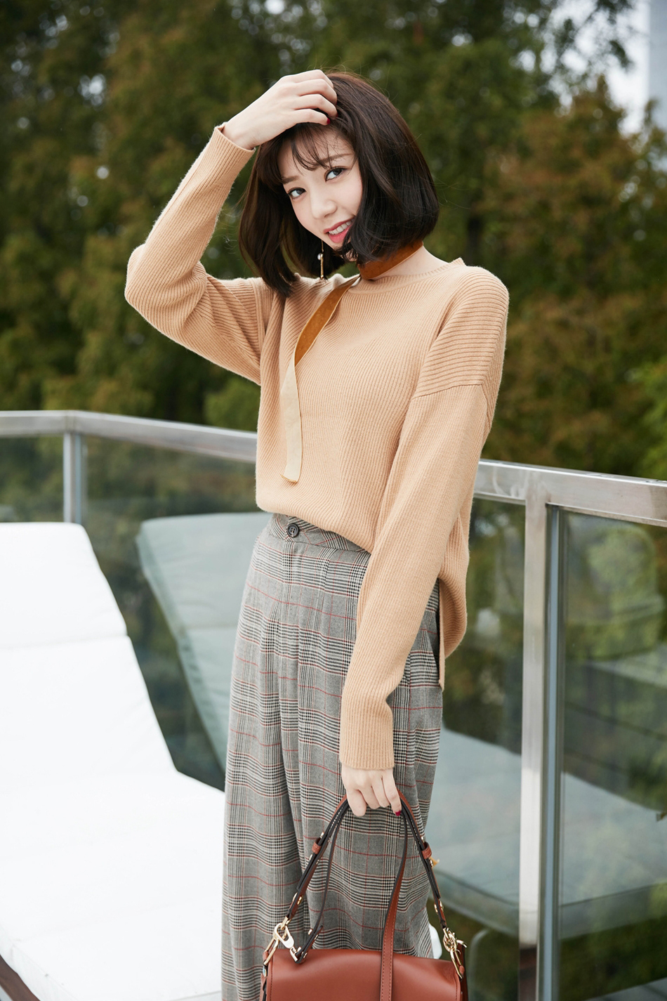 中国台湾流行乐女歌手、影视演员、平面模特郭雪芙玩性感居家写真露香肩锁骨图片图片