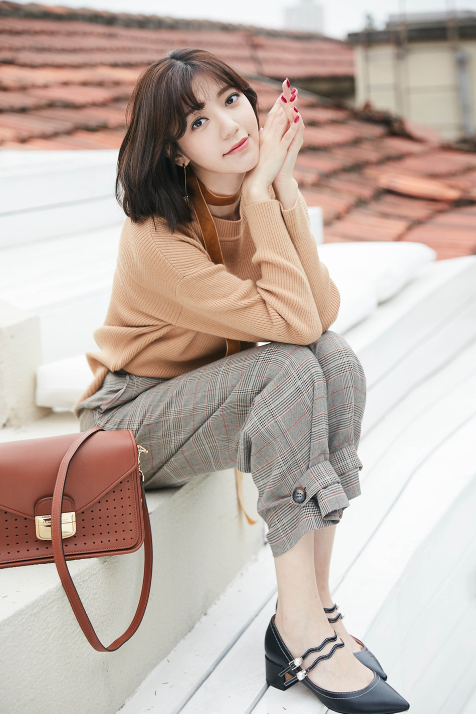 中国台湾流行乐女歌手、影视演员、平面模特郭雪芙玩性感居家写真露香肩锁骨图片图片