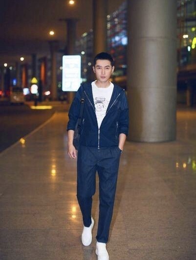 深夜寂寞的女人  性感丰满美女床上自拍照图片