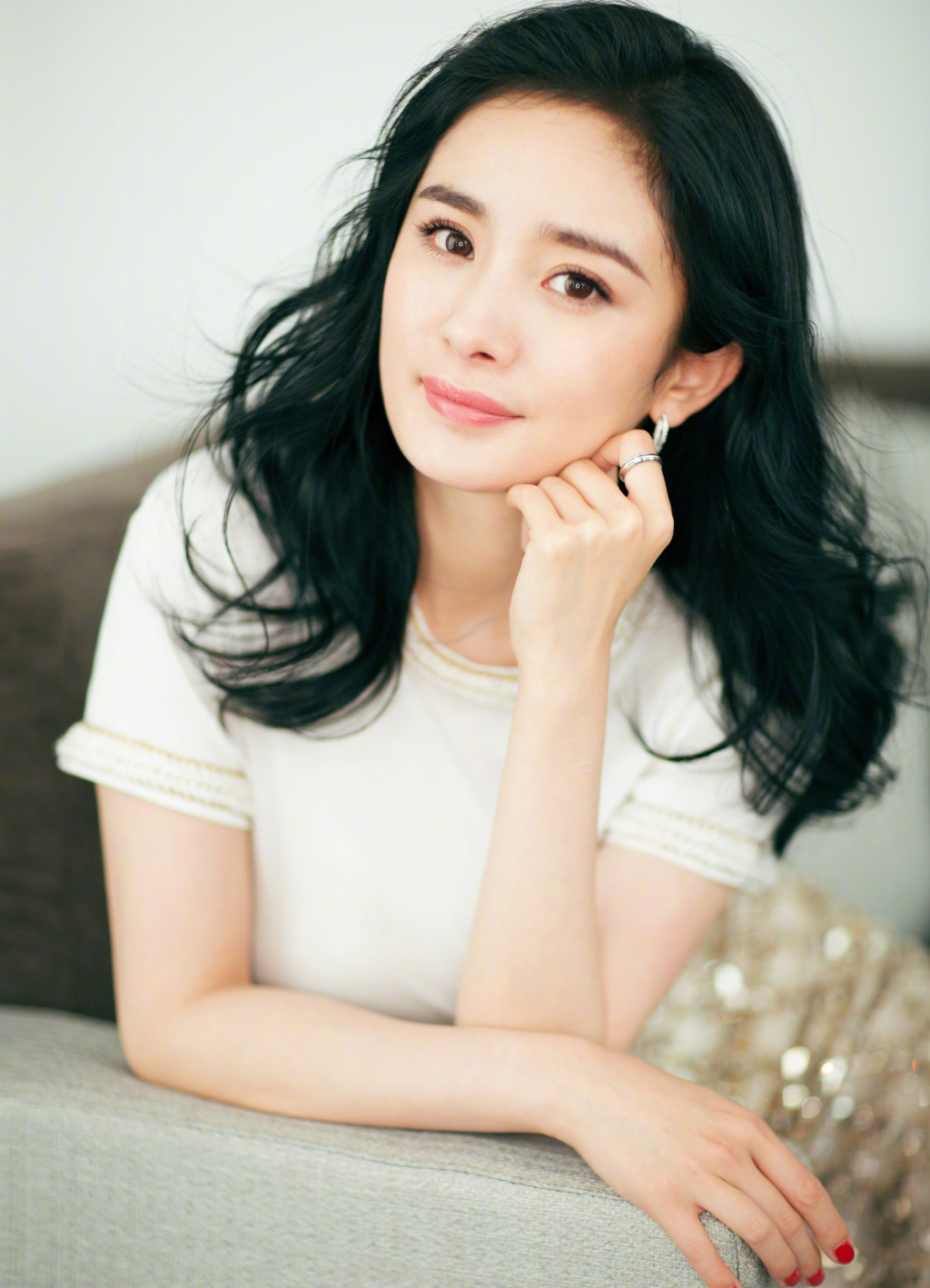 中国内地北京影视女演员杨幂温柔性感高清桌面壁纸图片