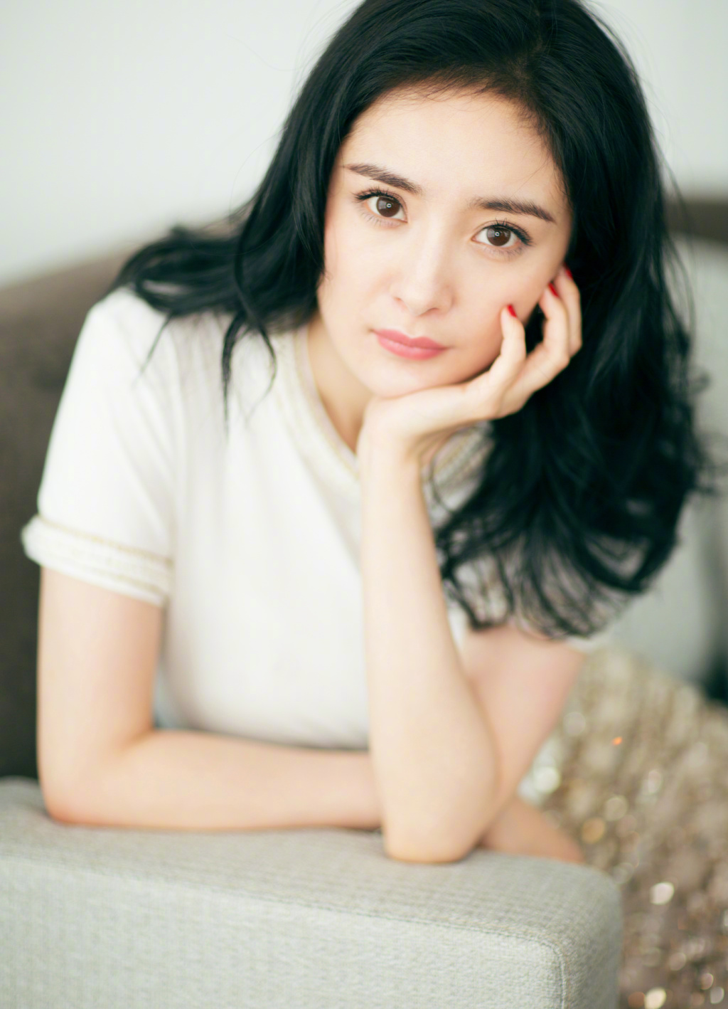 中国内地北京影视女演员杨幂冷艳红唇性感高清桌面壁纸图片