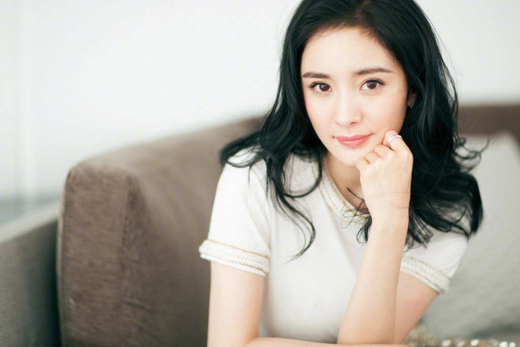 中国内地北京影视女演员杨幂温柔性感高清桌面壁纸图片