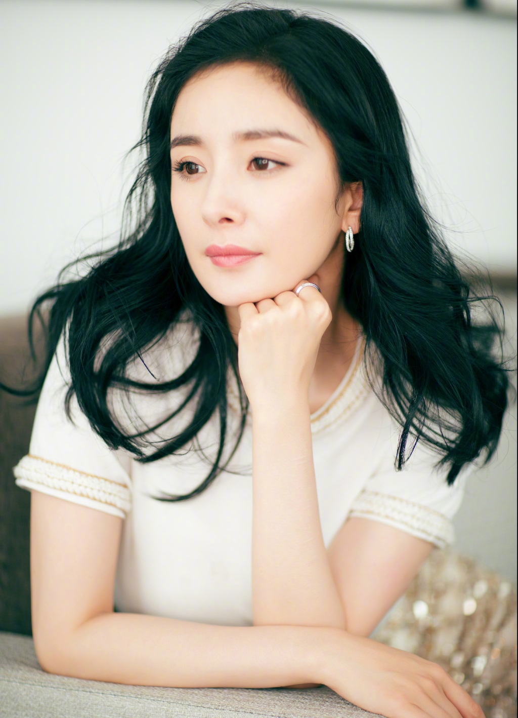 中国内地北京影视女演员杨幂抹胸裙性感高清桌面壁纸图片