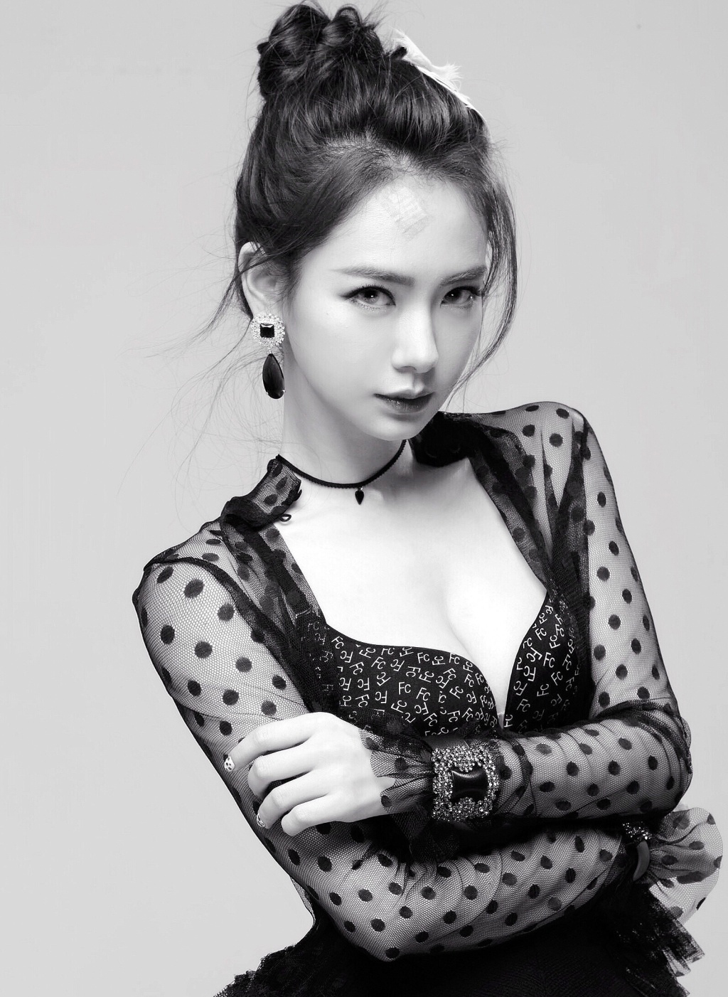 戚薇贝雷帽长靴美腿机场性感写真图片