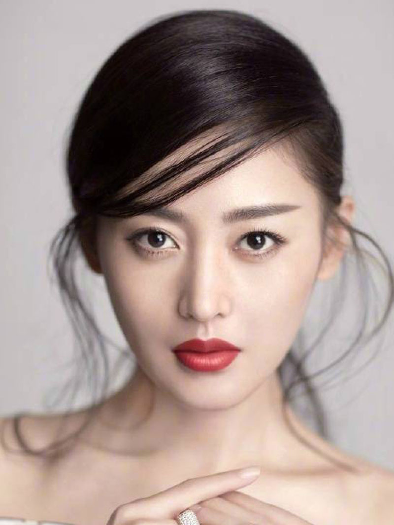 高清哈尔滨新生代女演员张天爱最新时尚杂志封面写真图片图片