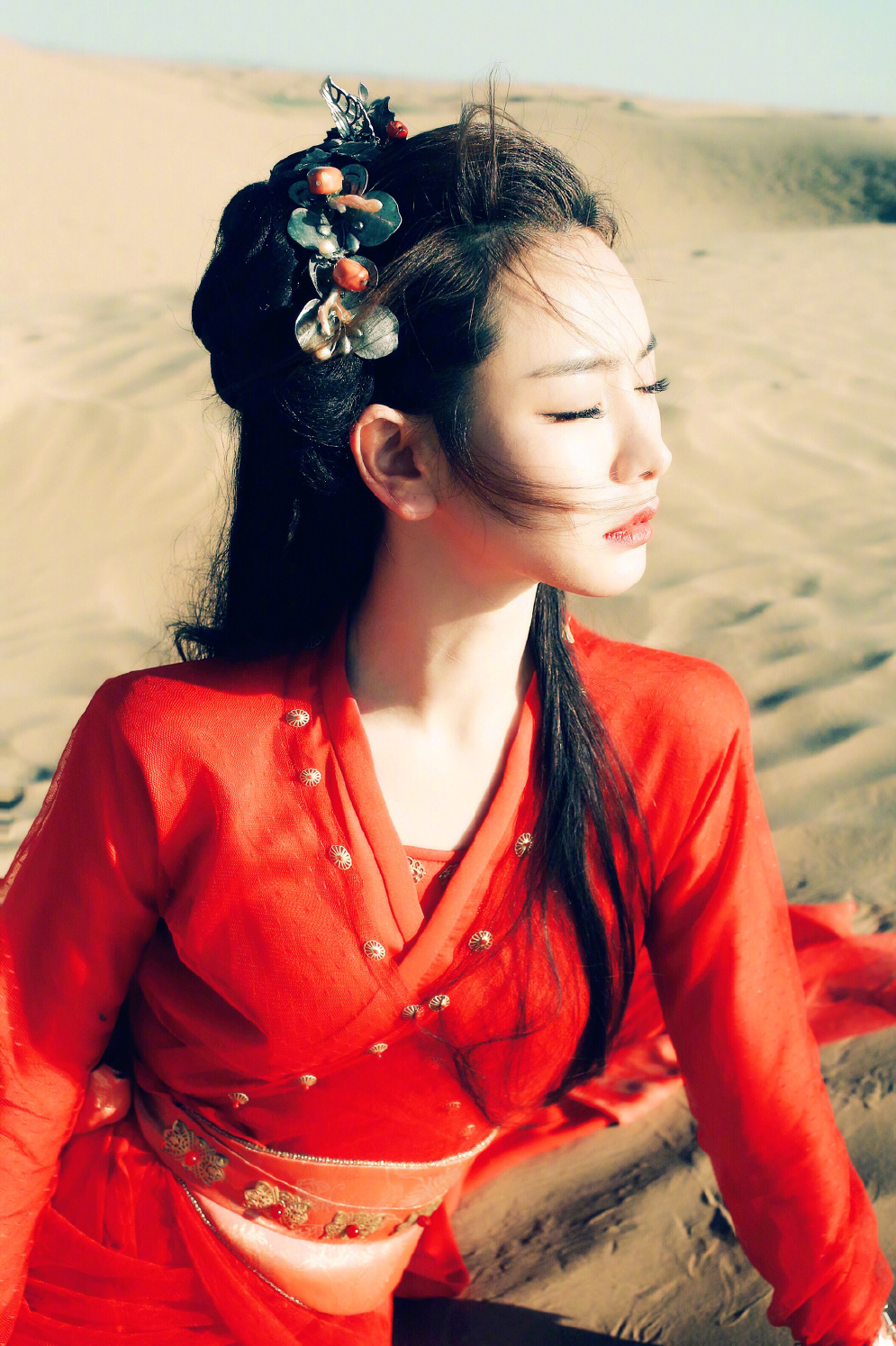 戚薇小露香肩时尚潮流街拍写真图片  戚薇图片图片