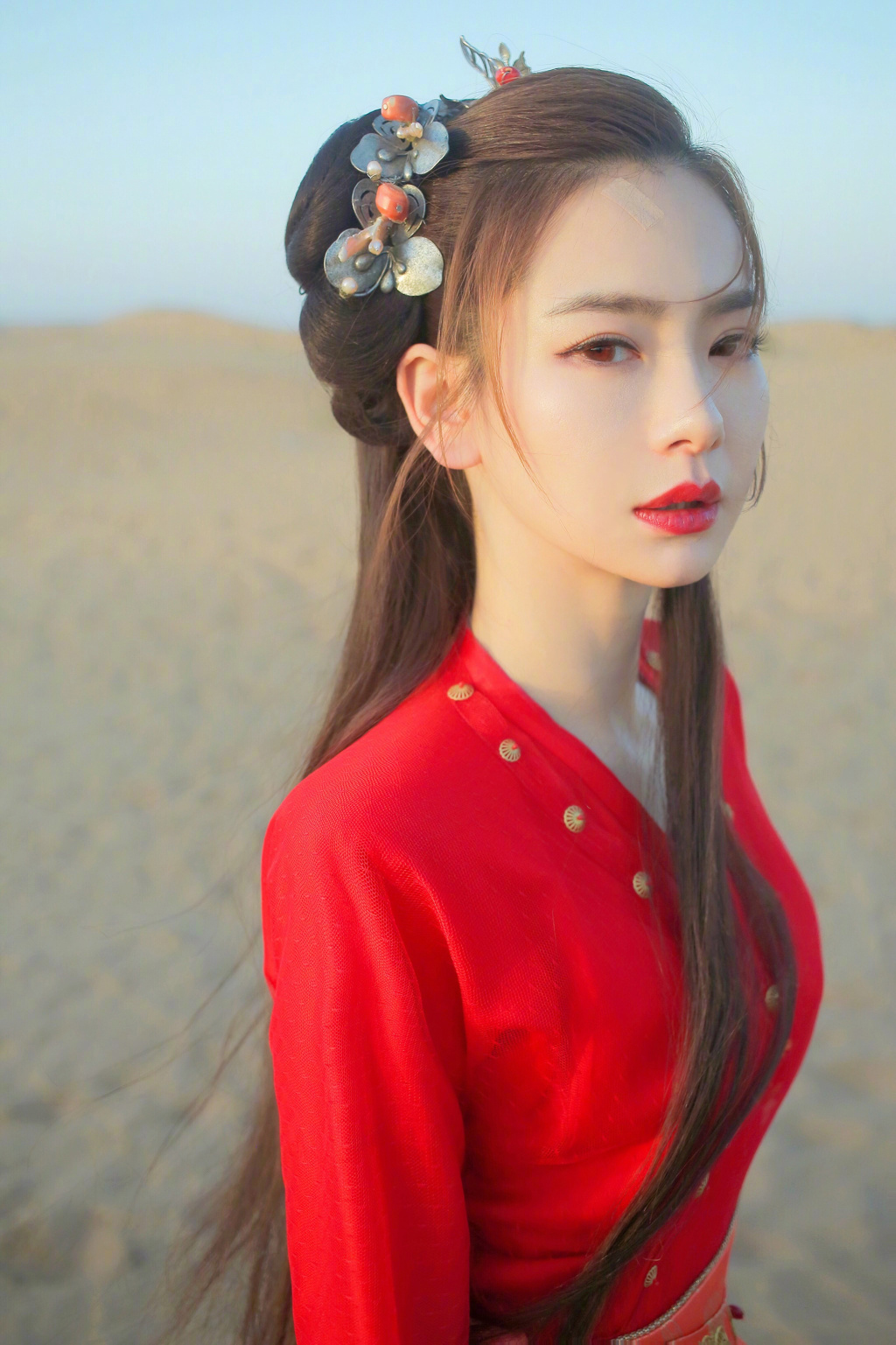 戚薇小露香肩时尚潮流街拍写真图片  戚薇图片图片