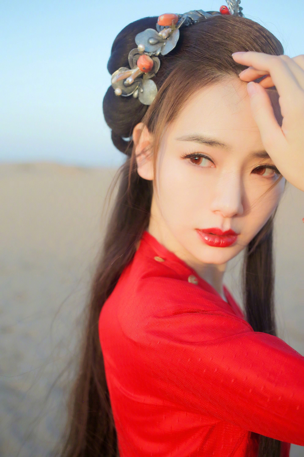 戚薇小露香肩时尚潮流街拍写真图片  戚薇图片图片