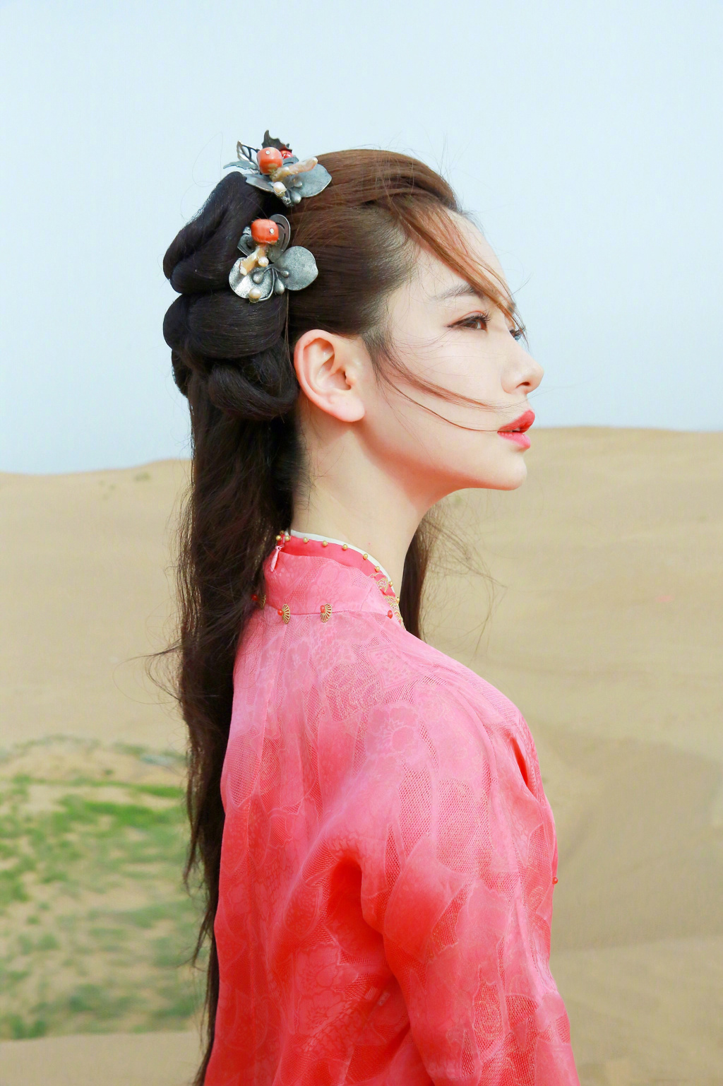 戚薇小露香肩时尚潮流街拍写真图片  戚薇图片图片