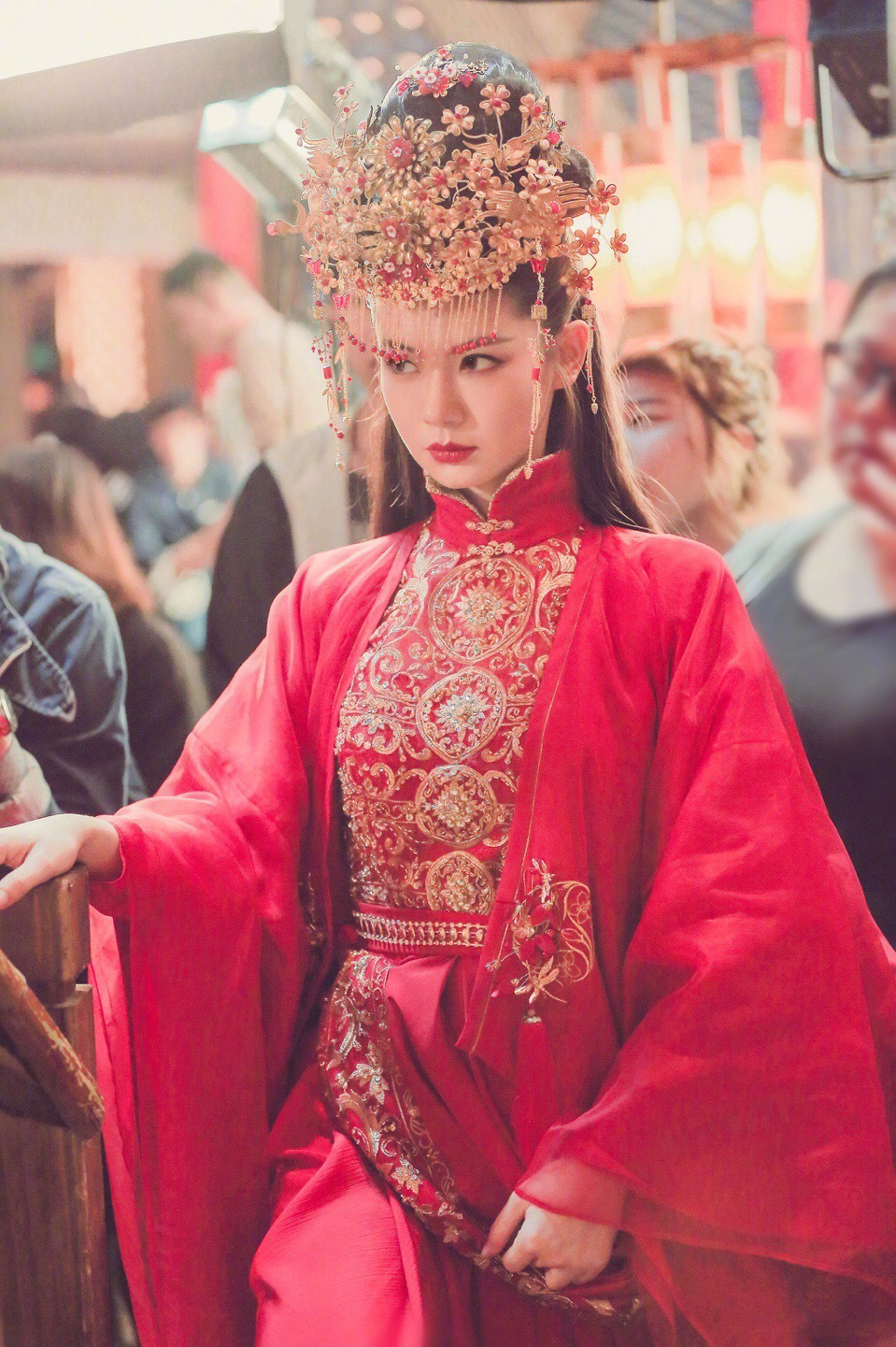 戚薇小露香肩时尚潮流街拍写真图片  戚薇图片图片