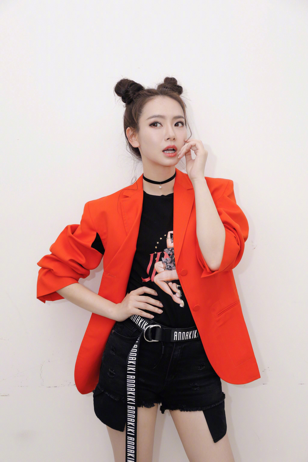 戚薇小露香肩时尚潮流街拍写真图片  戚薇图片图片