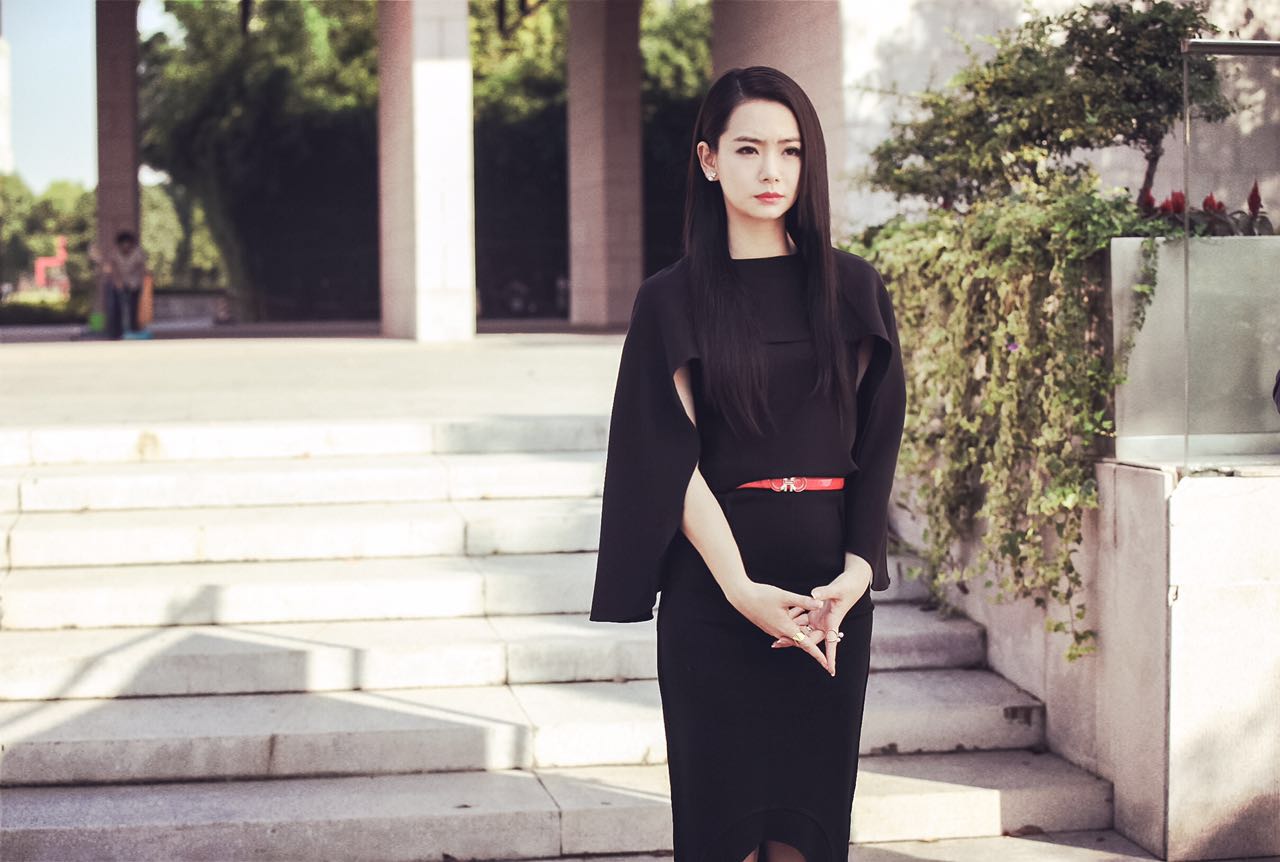 戚薇小露香肩时尚潮流街拍写真图片  戚薇图片图片