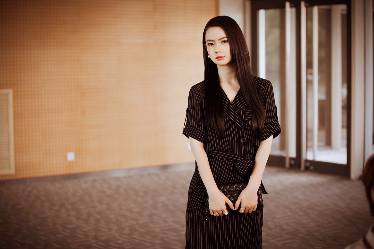 戚薇小露香肩时尚潮流街拍写真图片  戚薇图片图片