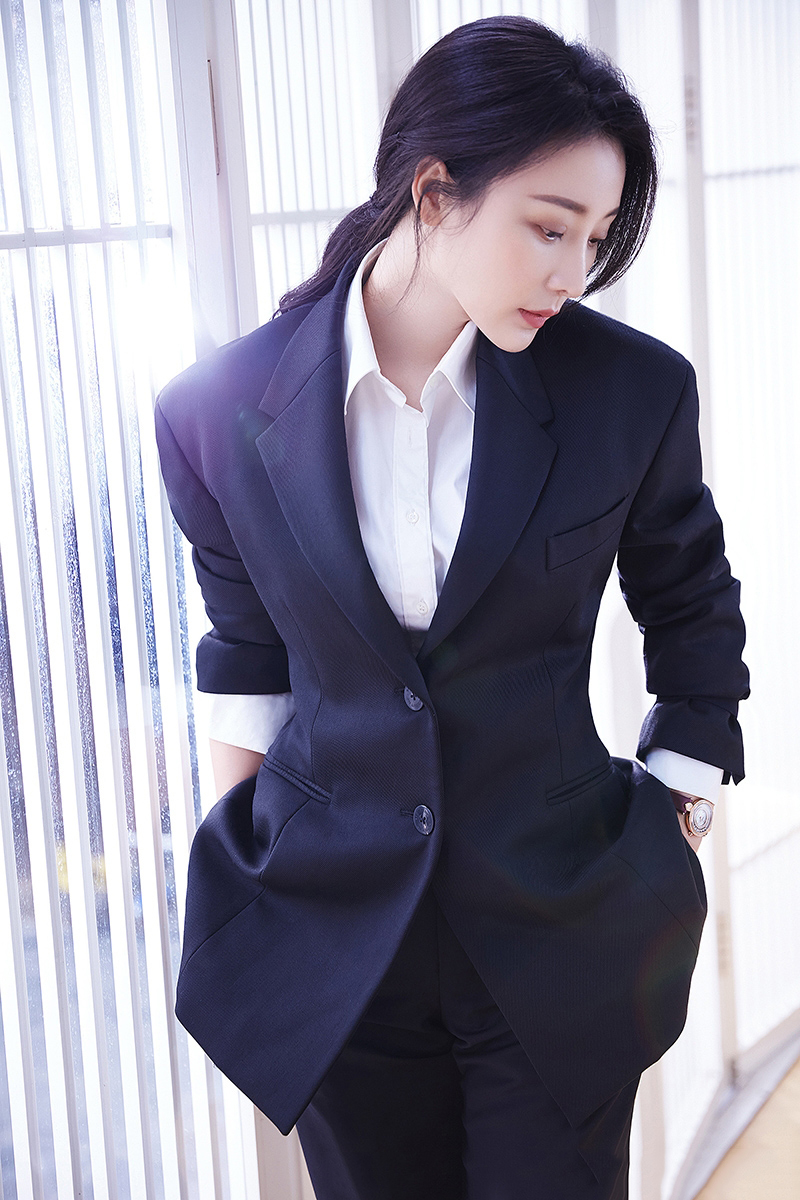 中国内地湖南衡阳女演员柳岩白色抹胸小秀香沟性感十足的图片图片