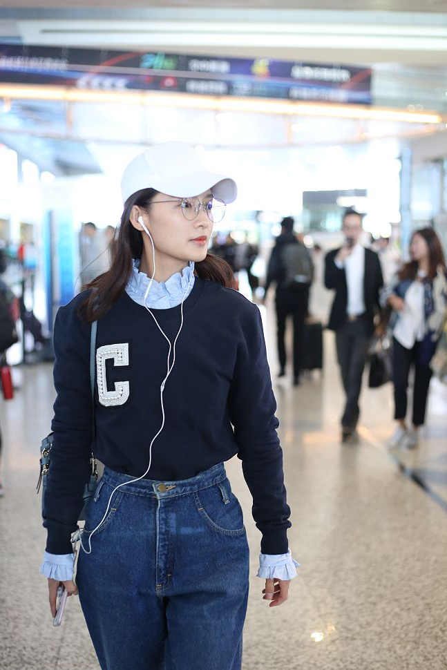 李沁机场毛衣短裙露美腿写真图片  清爽有型图片