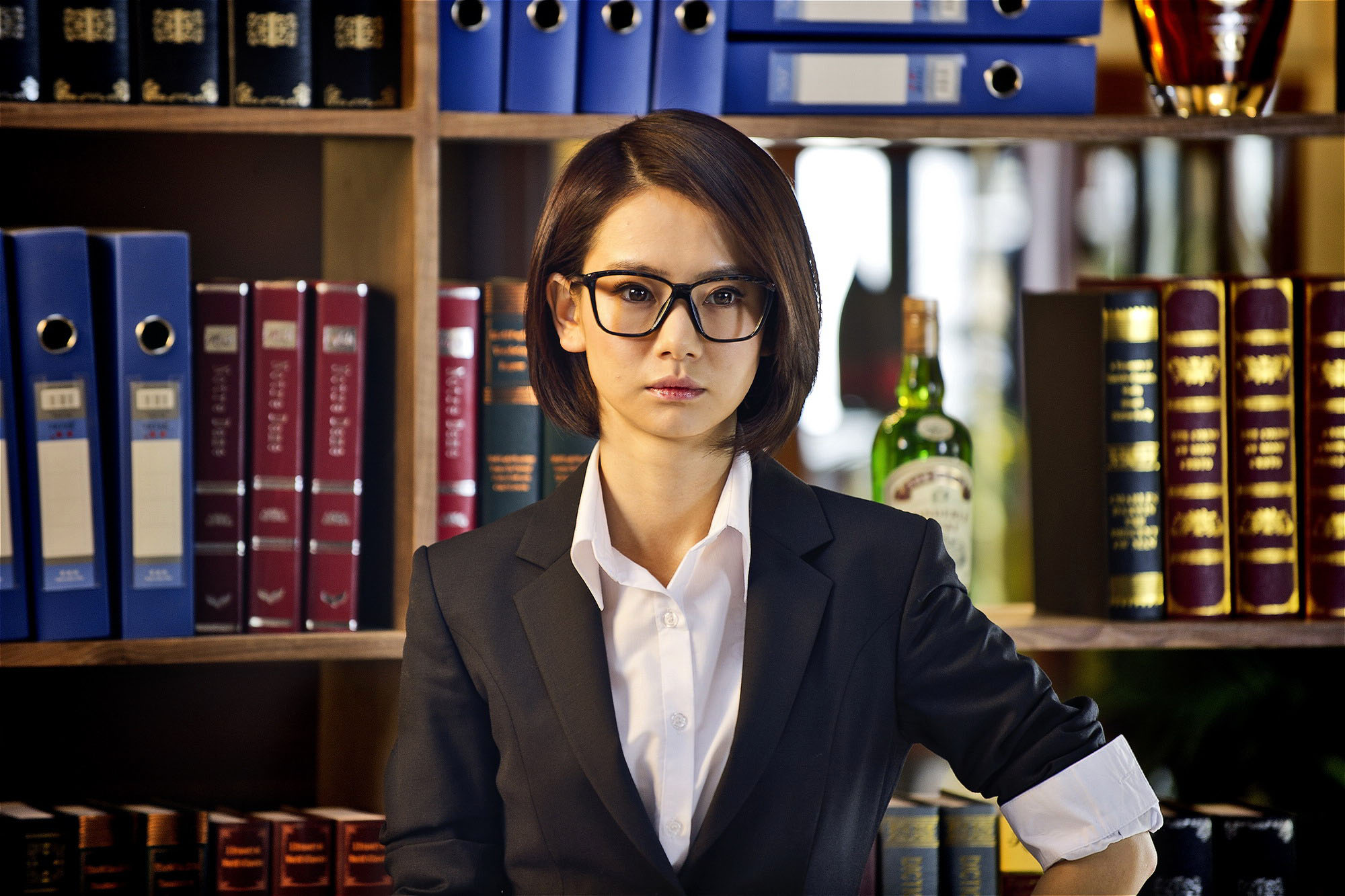 戚薇小露香肩时尚潮流街拍写真图片  戚薇图片图片