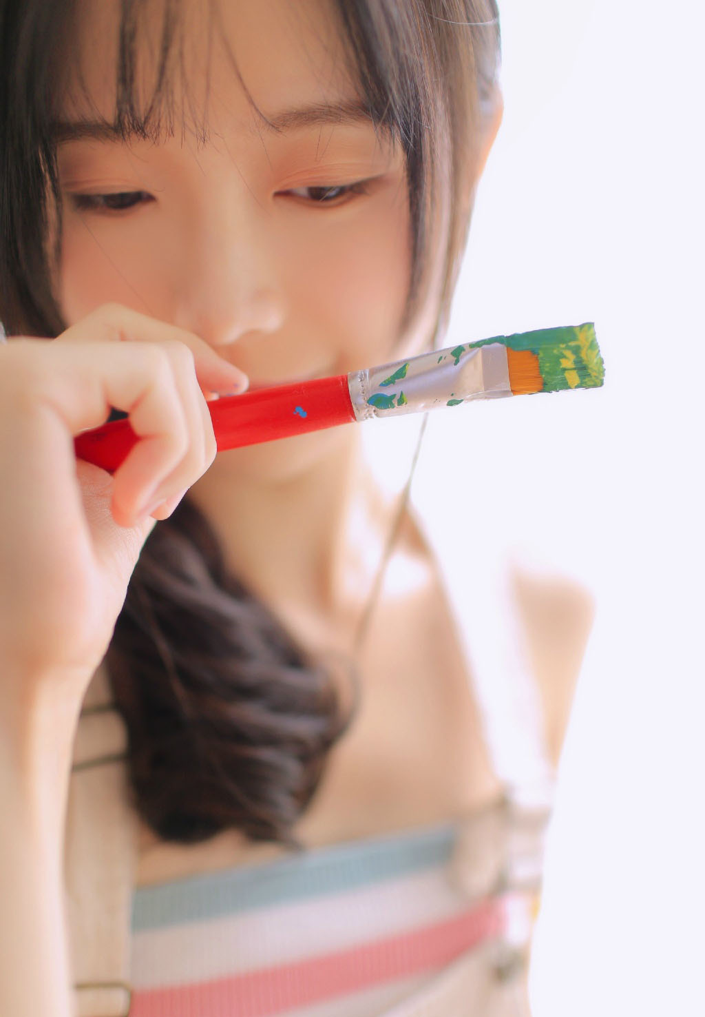 氧气美女沙发上嫩白肌肤美腿诱惑写真图片