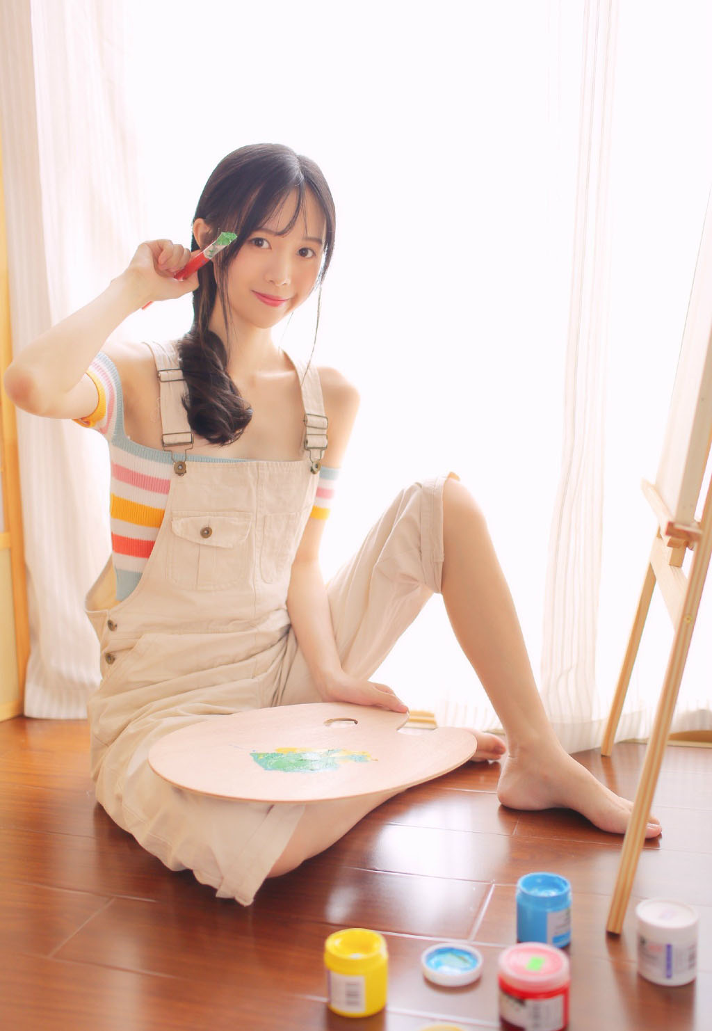 氧气美女沙发上嫩白肌肤美腿诱惑写真图片