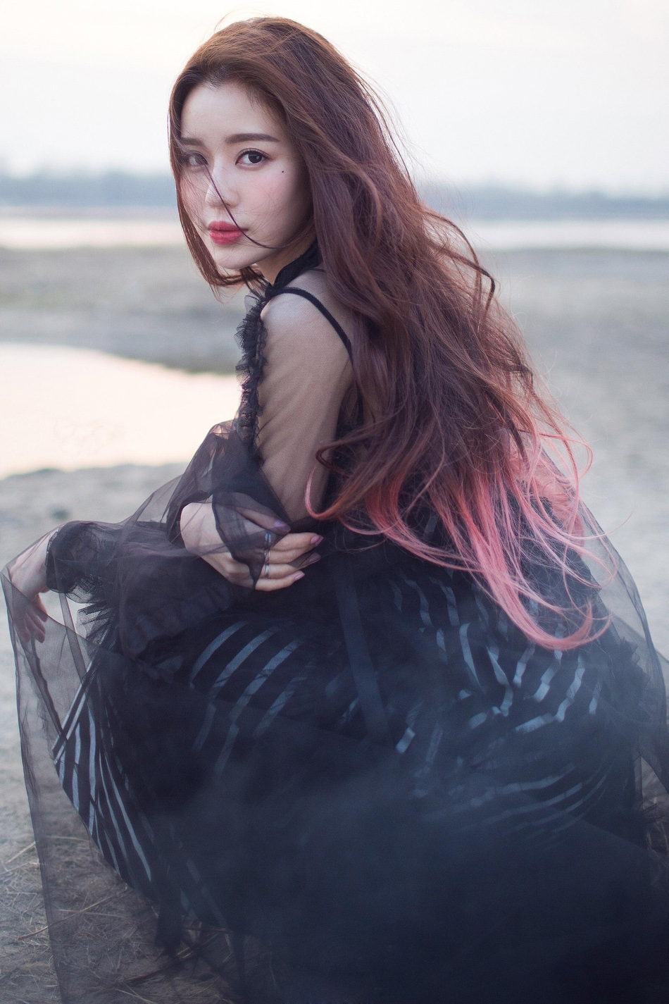 中国内地广东省深圳女演员温心swan图片（一）：深大校花温心卷发清纯写真图片图片