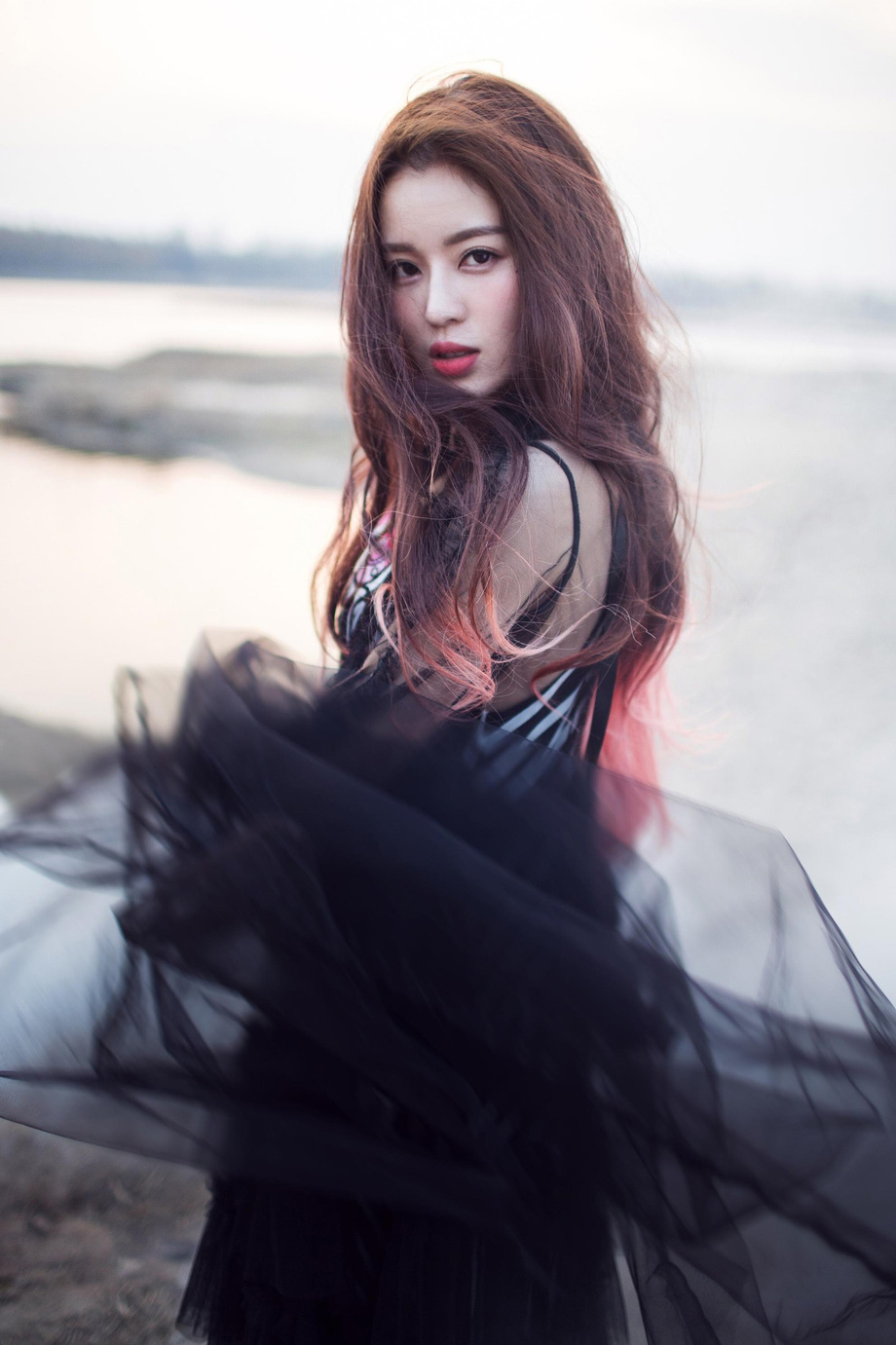 中国内地广东省深圳女演员温心swan图片（一）：深大校花温心卷发清纯写真图片图片