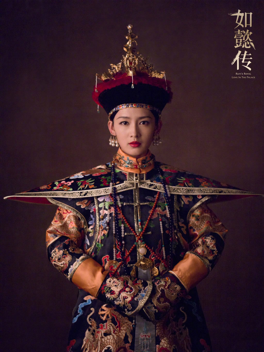 李沁最新性感街拍香肩微露写真图片图片