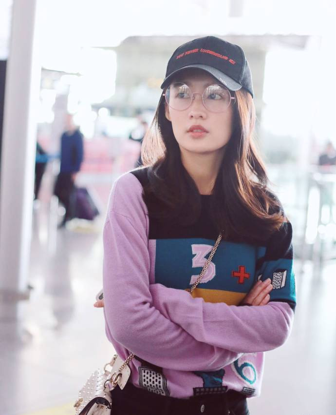 李沁最新性感街拍香肩微露写真图片图片