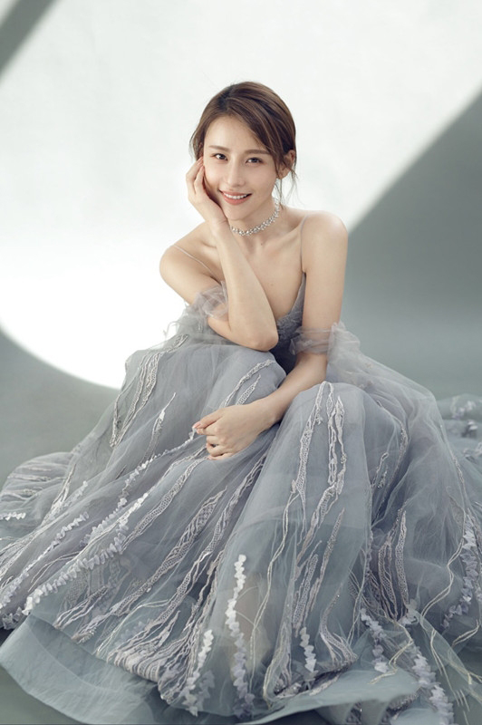 中国内地陕西西安影视女演员歌手贾青高冷写真图片性感至极图片