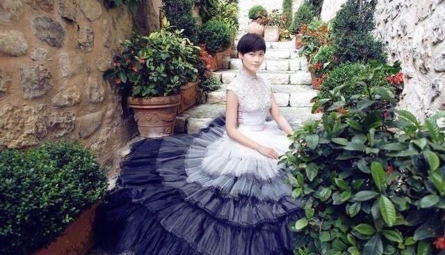 轻熟女安以轩最新写真图片 置身花园尽显优雅气质图片