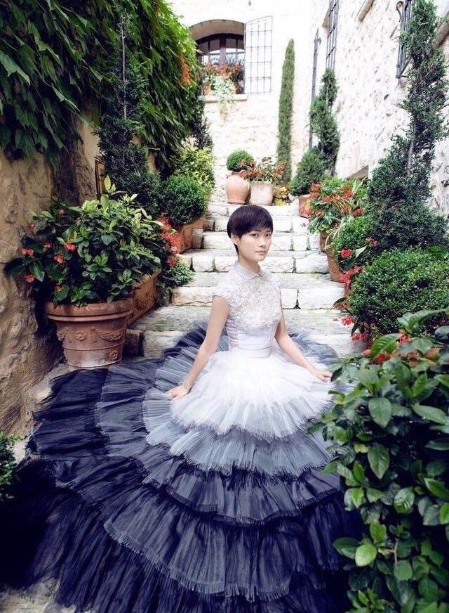 轻熟女安以轩最新写真图片 置身花园尽显优雅气质图片
