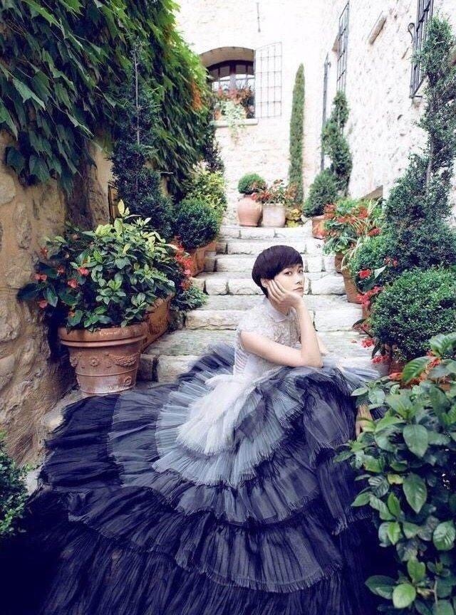 轻熟女安以轩最新写真图片 置身花园尽显优雅气质图片