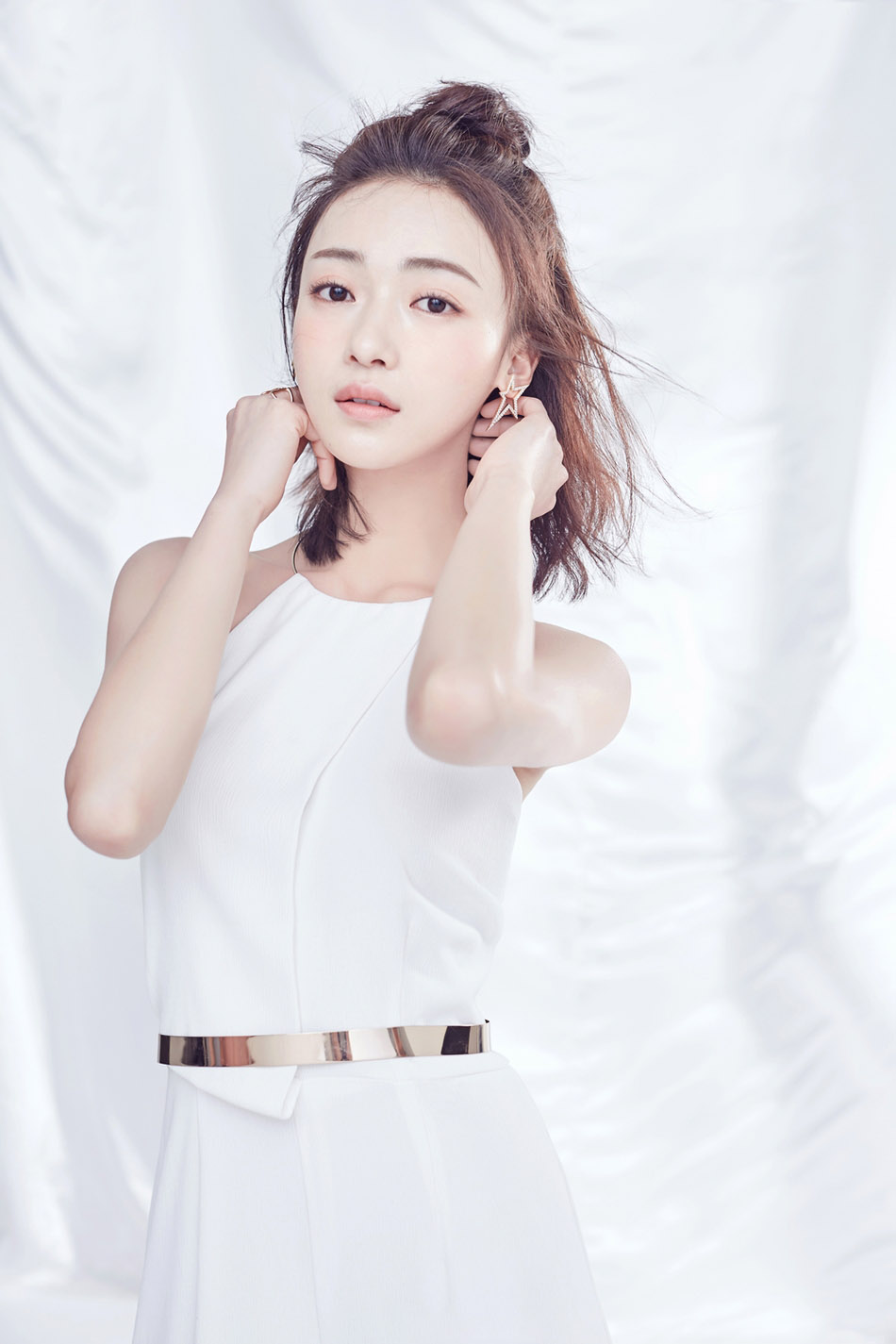 高清中国内地北京人影视女演员吴谨言甜美清新白色系写真图片图片