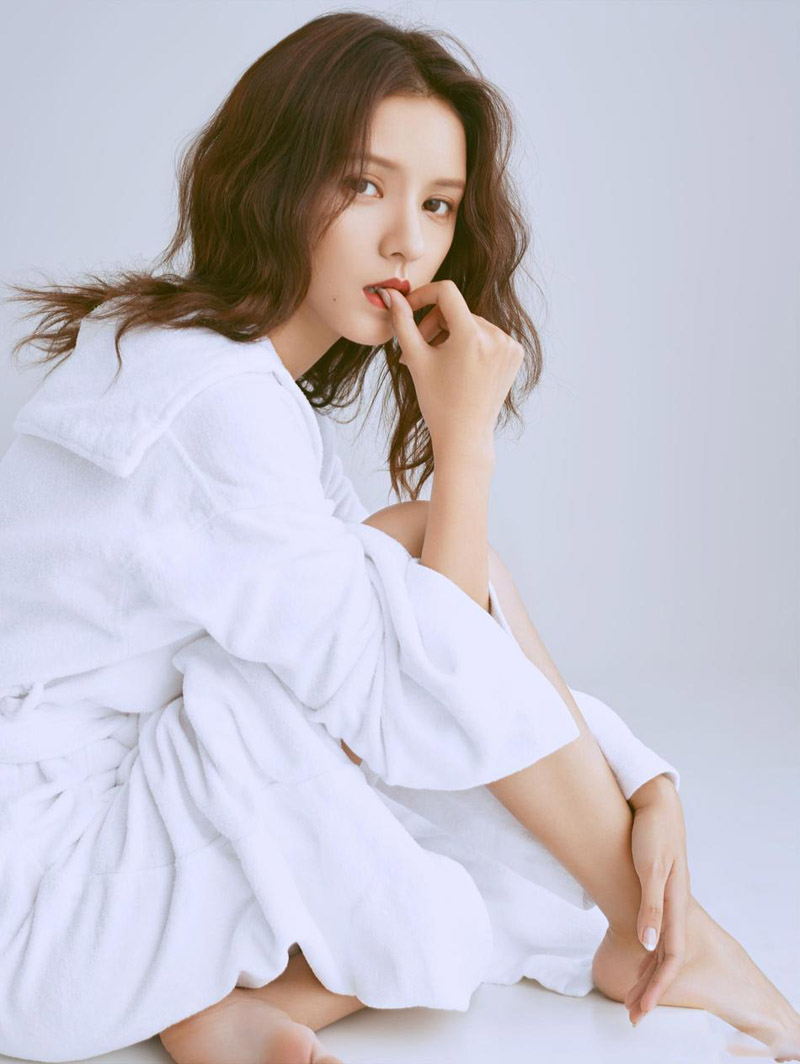 中国内地新晋女演员模特张予曦妩媚浴袍微博美照图片图片