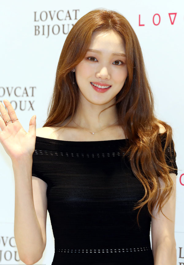 高清韩国女演员模特李圣经一字肩性感长裙活动现场图片图片