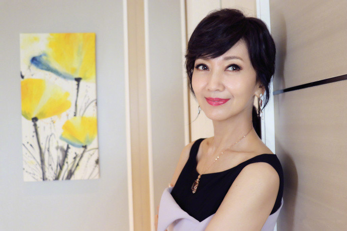 赵雅芝居家迷人性感写真图片