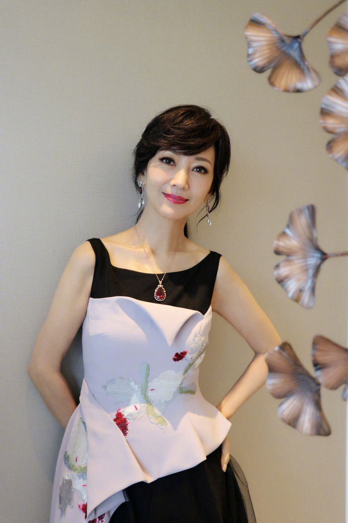 赵雅芝居家迷人性感写真图片
