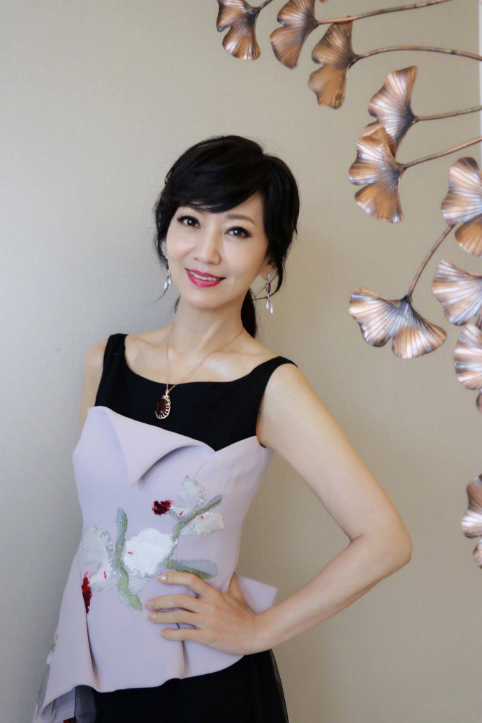 赵雅芝居家迷人性感写真图片