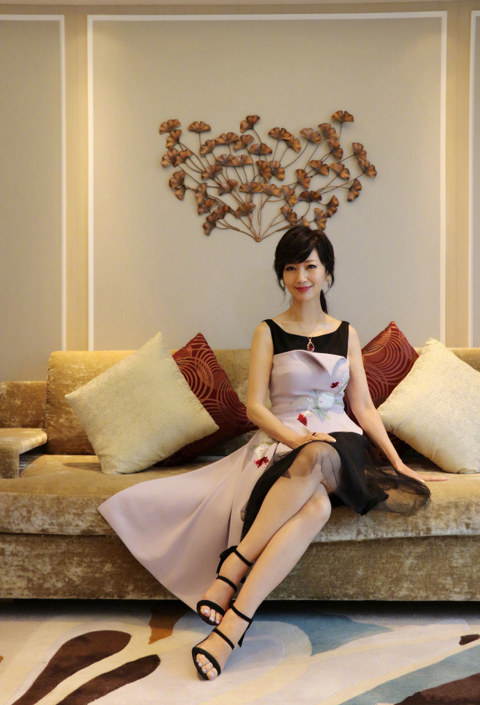 赵雅芝居家迷人性感写真图片