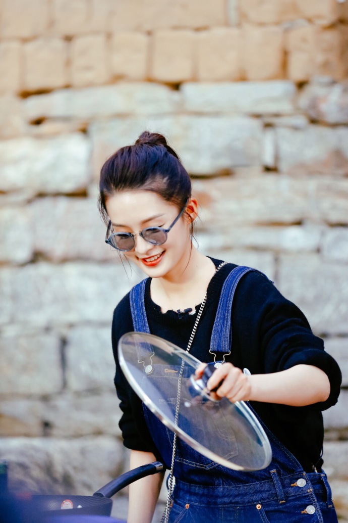 李沁性感清爽街拍写真图片图片