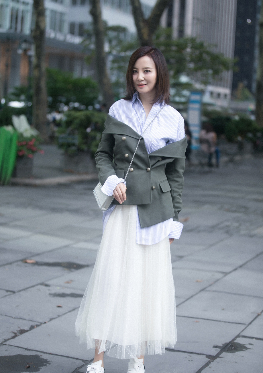 中国内地重庆影视女演员陶红简约清爽时尚街拍写真图片图片