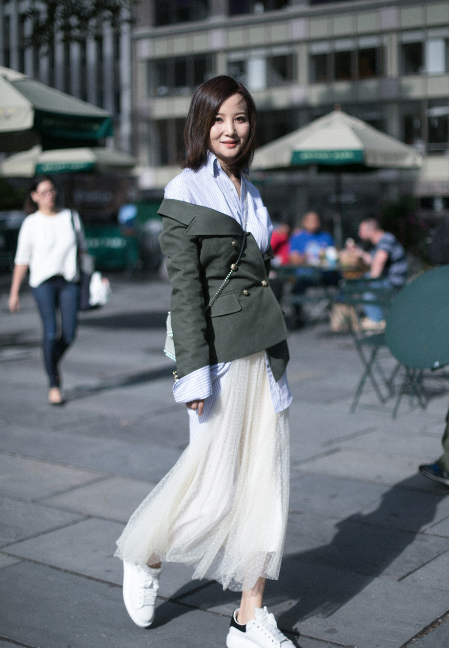 中国内地重庆影视女演员陶红轻松随性街拍写真图片图片