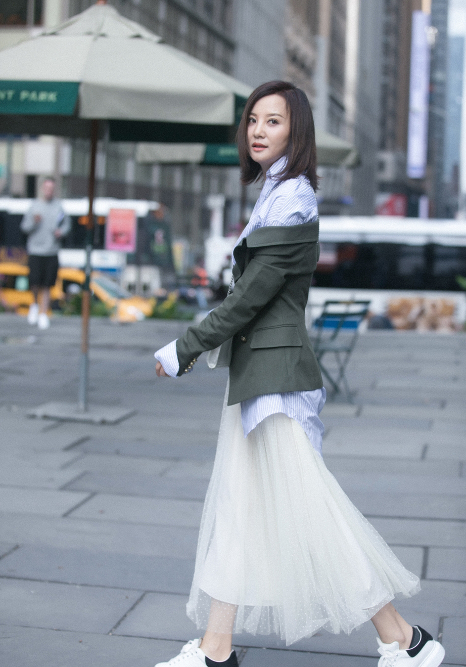 中国内地重庆影视女演员陶红轻松随性街拍写真图片图片