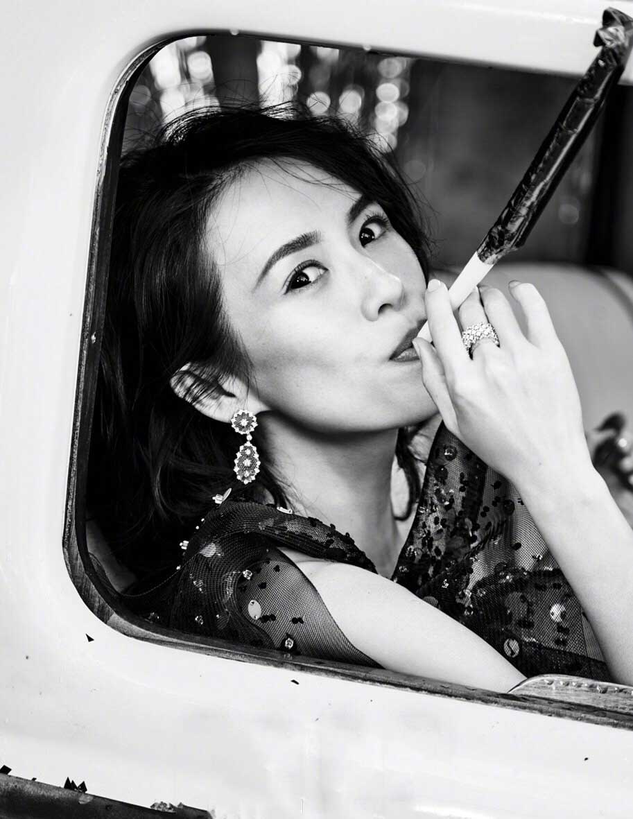章子怡贵妇装优雅动人 赴英皇家慈善晚宴图片