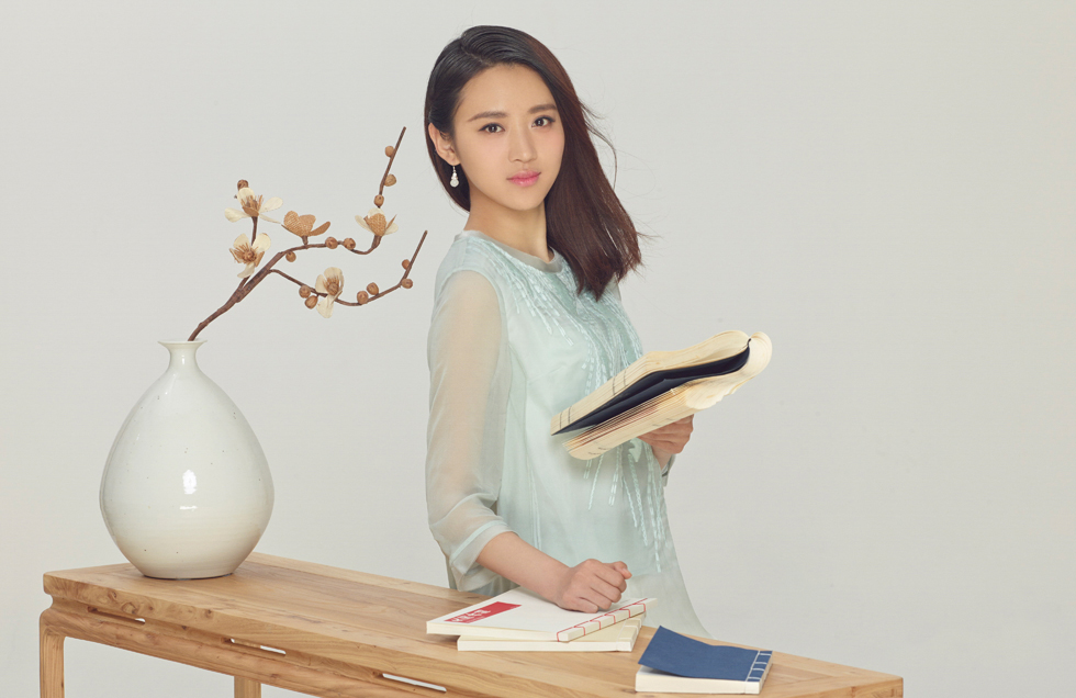 中国江苏南京，歌手、演员SNH48黄婷婷性感动人写真图片图片