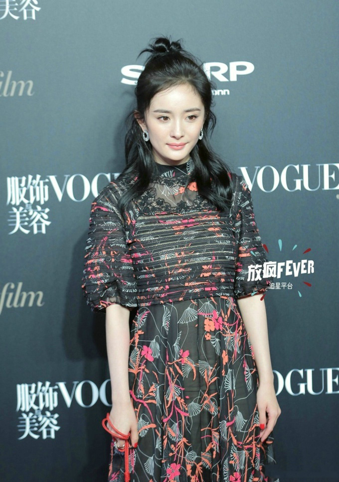 杨幂香肩冷艳动人封面写真图片